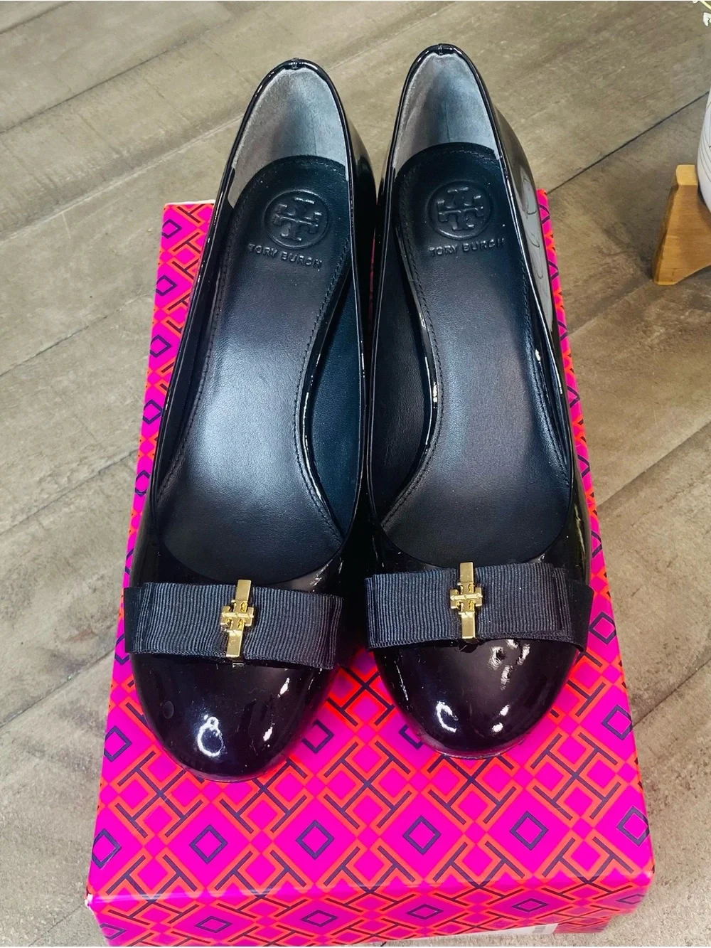 Tory Burch Black Patent Leather Trudy Block Heel Pumps Bow Gold Hardware Sz 7